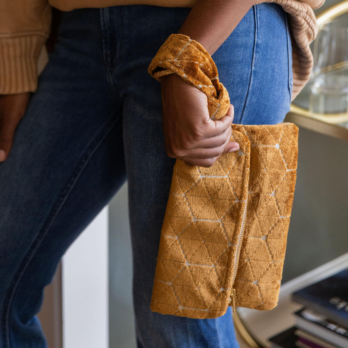 Medalla Wristlet Clutch